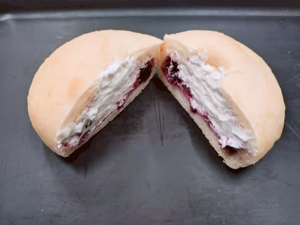 ブルーベリーとホイップクリームのパン